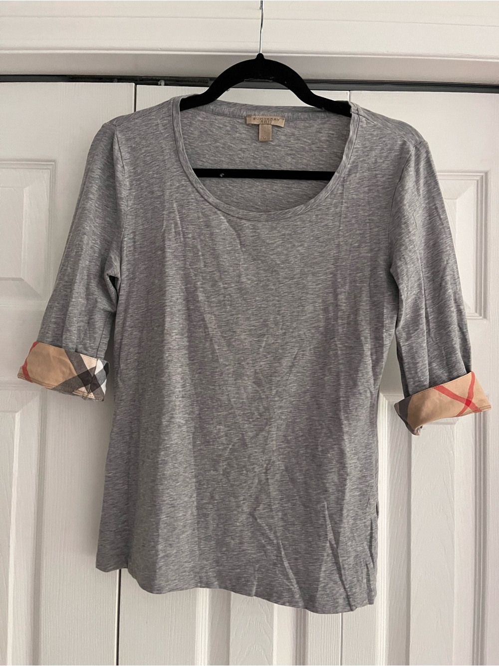 BURBERRY Brit grey T-shirt with plaid cuffs, size M.